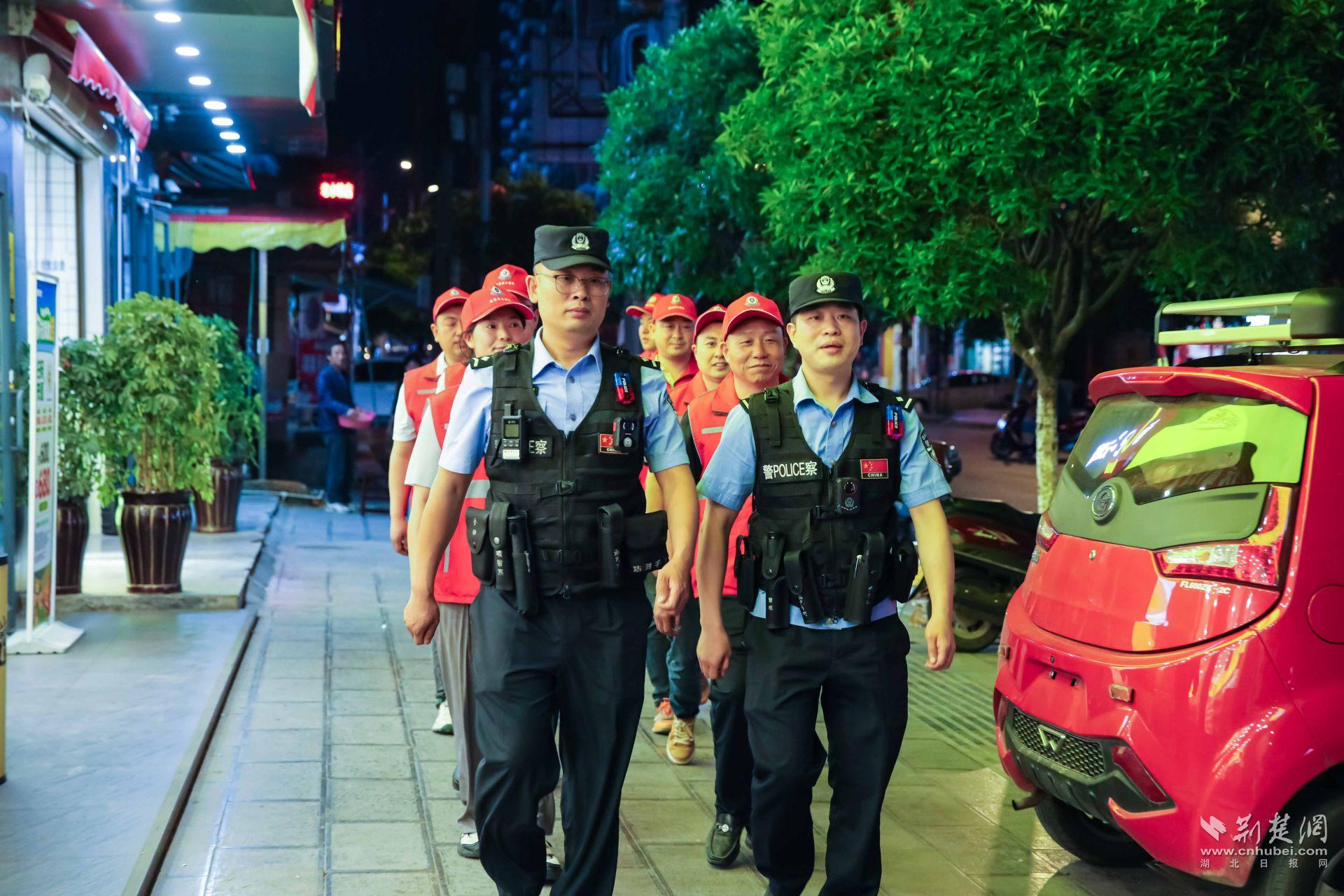 紅巖派出所民輔警組織紅馬甲平安義警隊在集鎮(zhèn)開展夜間巡邏。.jpg.jpg