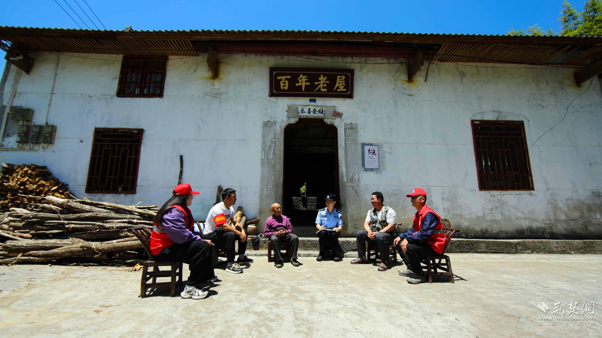 紅巖派出所民警聯(lián)合“紅袖套”評理說事員到百年老屋調(diào)解糾紛。.jpg.jpg