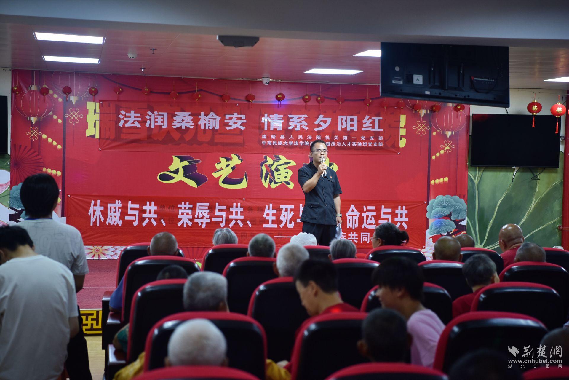 周銳法官進(jìn)行普法宣傳.jpg.jpg