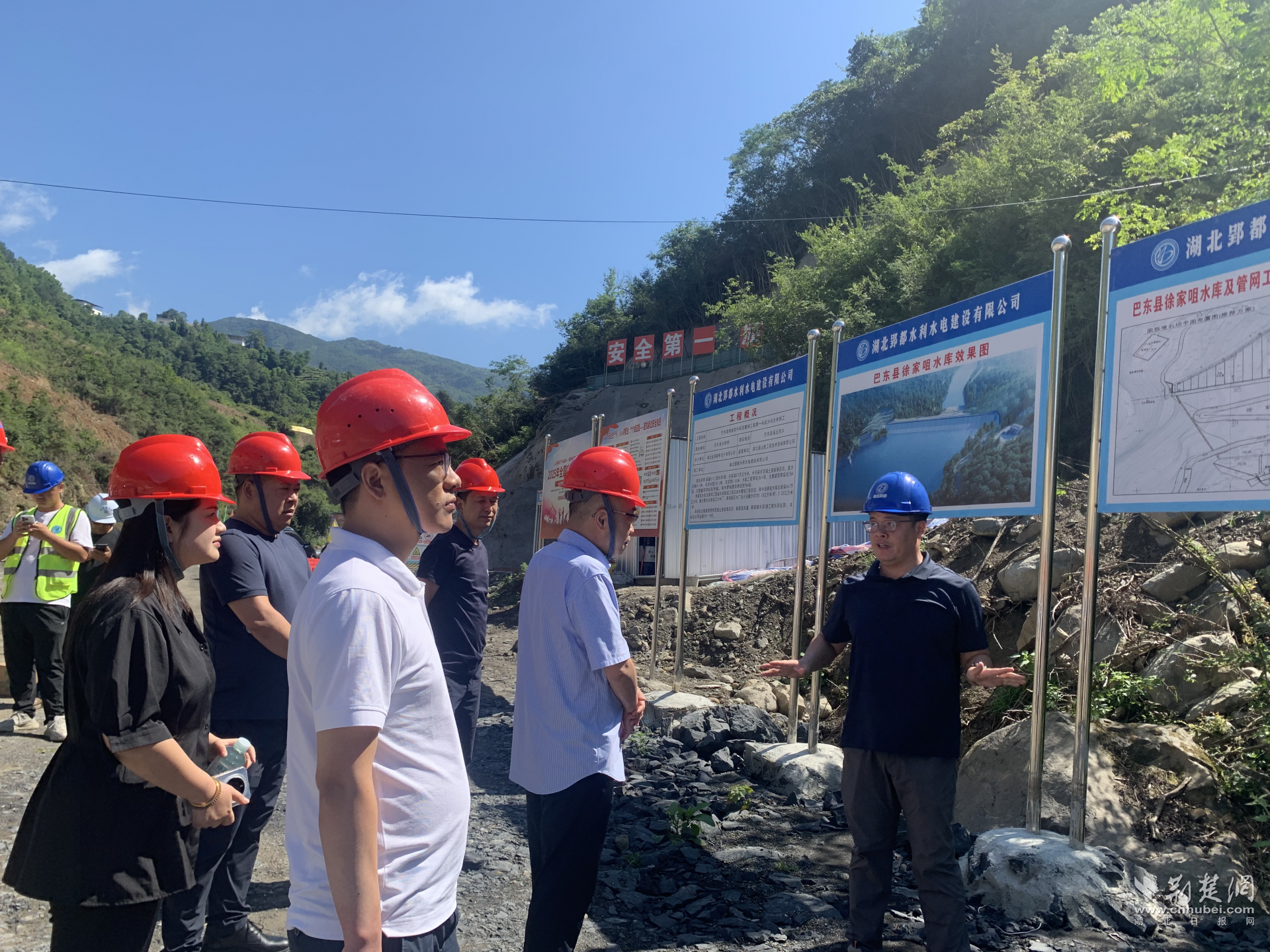 審計(jì)人員現(xiàn)場(chǎng)查看水庫(kù)溢洪道建設(shè)進(jìn)度情況，錨定筑牢防洪屏障的“關(guān)鍵節(jié)點(diǎn)”。.png.png