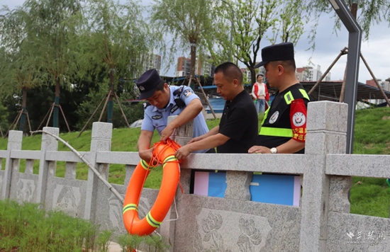 雙鶴派出所民輔警在轄區(qū)重點(diǎn)水域排查隱患,裝配救生工具.jpg