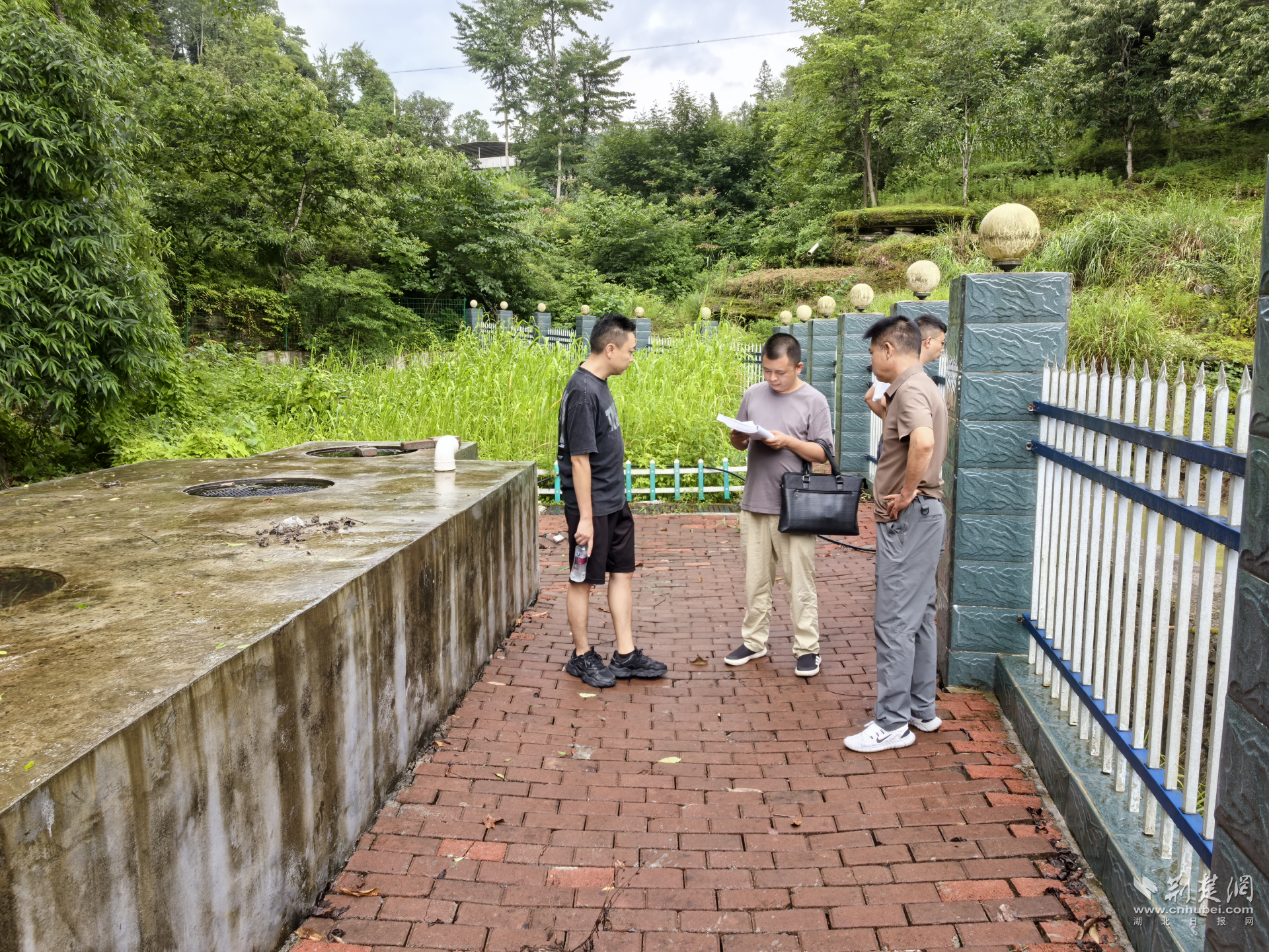 圖為審計(jì)人員認(rèn)真查看農(nóng)村化糞池建設(shè)情況，關(guān)注農(nóng)村1.png.png