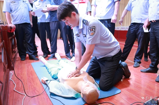 7月17日,嘉魚縣公安局治安大隊(duì)會(huì)同縣紅十字會(huì)組織開展一線民輔警防溺水急救技能專項(xiàng)培訓(xùn).jpg