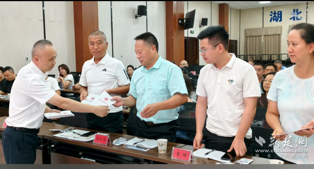向參訓(xùn)人員發(fā)放《湖北省內(nèi)部審計(jì)條例》.png.png