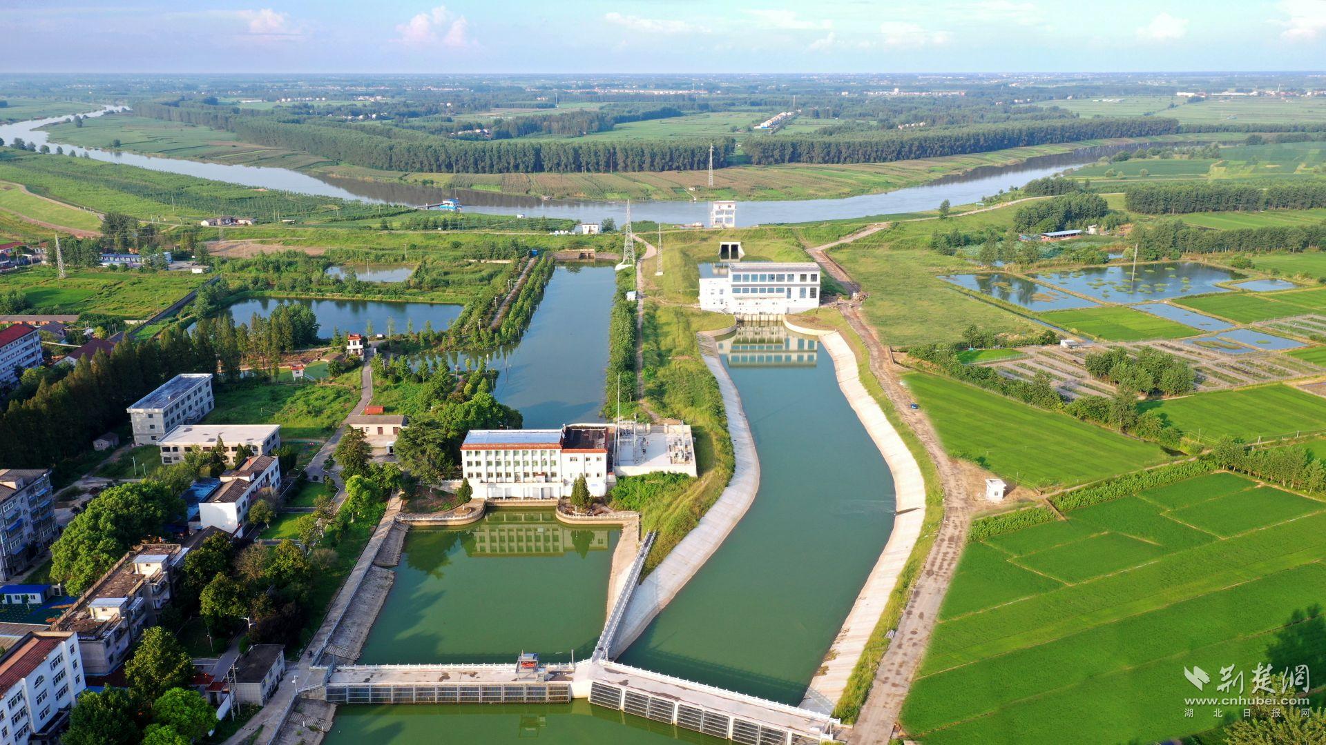 老新泵站全景潛江市老新二泵站為四湖流域統(tǒng)排泵站，總裝機(jī)3×2400KW，設(shè)計(jì)排澇流量80m3s。該站以流域統(tǒng)排為主，減輕總干渠沿