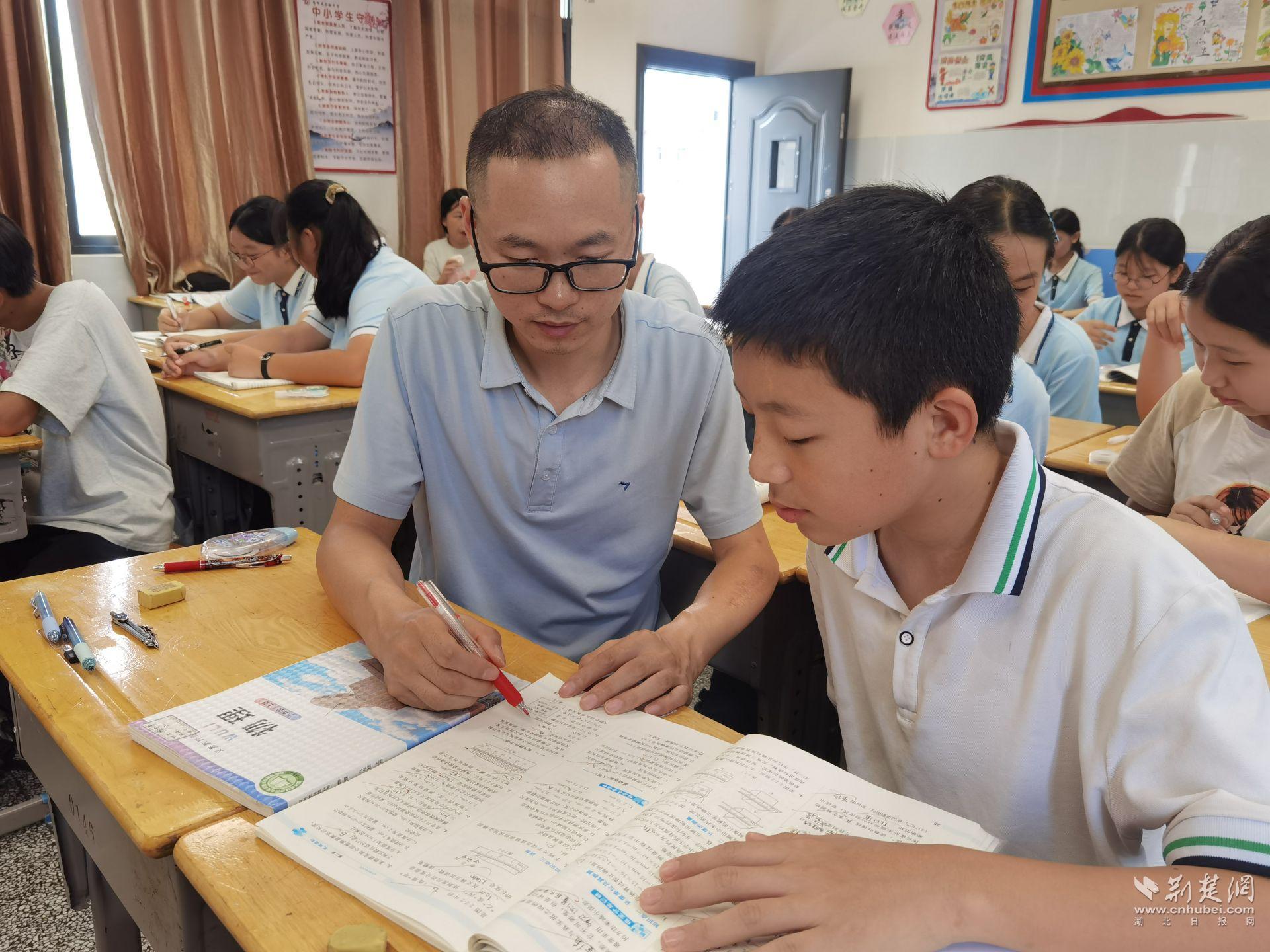 朱澤睿老師正在輔導(dǎo)學(xué)生。.jpg.jpg