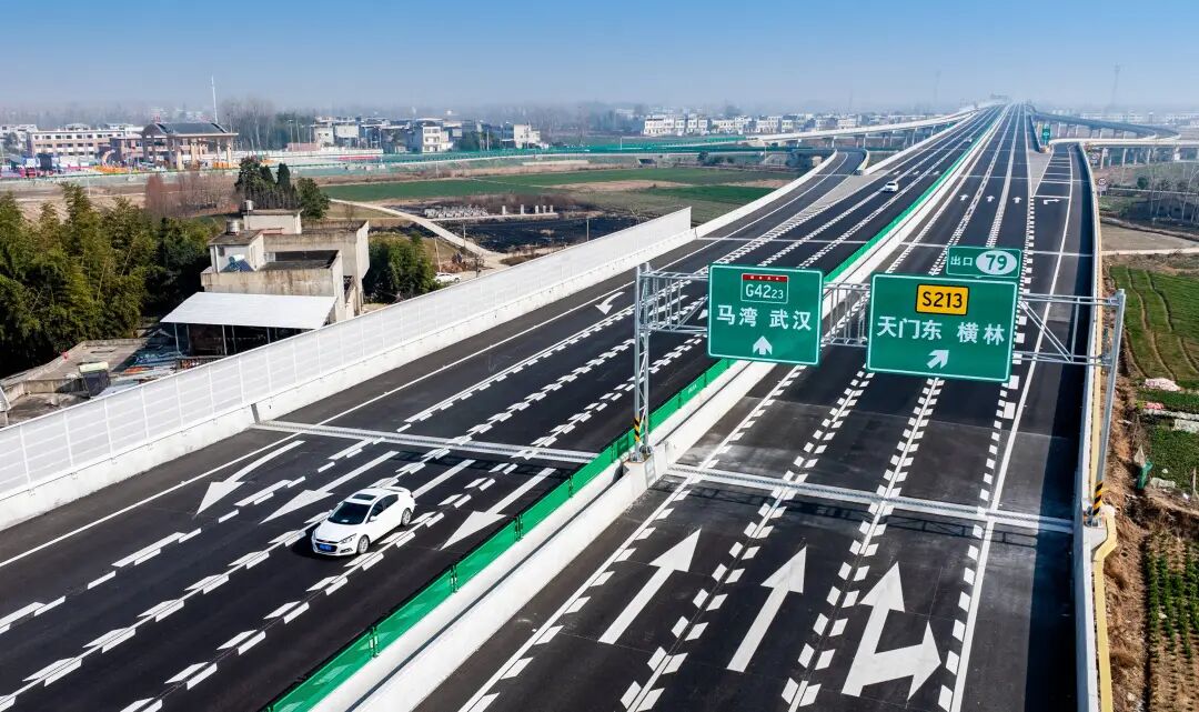 1月21日，汽車行駛在武渝高速天門東段。（湖北日報全媒記者 柯皓 攝）.jpg