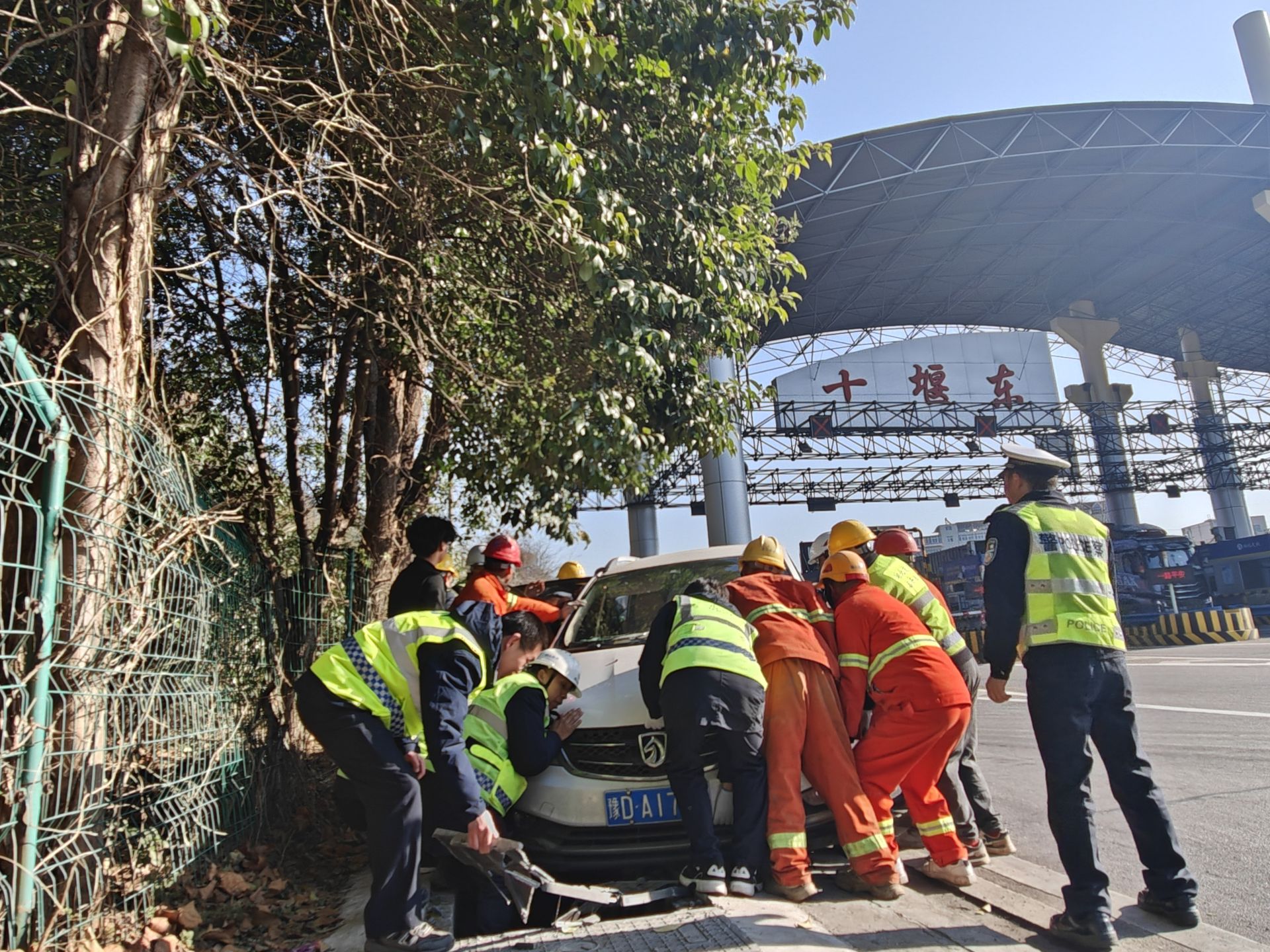 小車誤入邊溝，暖心救援.jpg.jpg