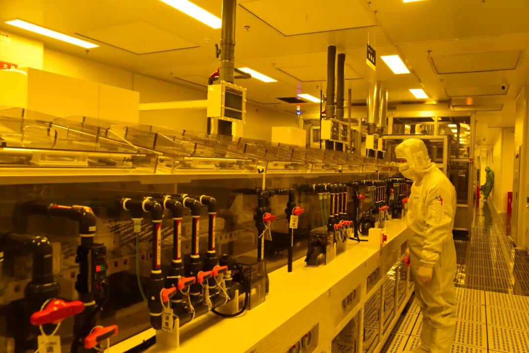 湖北通格微電路有限公司，技術(shù)人員在黃光車間監(jiān)控蝕刻機(jī)運(yùn)行情況。.jpg
