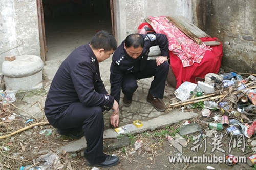 民警現(xiàn)場(chǎng)搜獲毒品.jpg